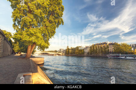 Quay Entlang der Seine in Paris, Frankreich tagsüber. Reisen und architektonischen Hintergrund. romantische Stadtbild. Stockfoto