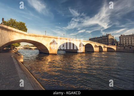 Brücke über die Seine in Paris, Frankreich, tagsüber von einer Schiffsanlegestelle gesehen. Reisen und architektonischen Hintergrund. romantische Stadtbild. Stockfoto