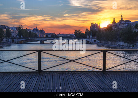 Dramatischer Sonnenuntergang über Seine in Paris, Frankreich, von der Pont des Arts bunte Reise Hintergrund gesehen. Stockfoto