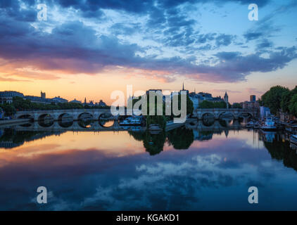 Sonnenaufgang über La Cite in Paris, Frankreich, mit Pont Neuf und der seine bunten Reisen Hintergrund. romantische Stadtbild. Stockfoto