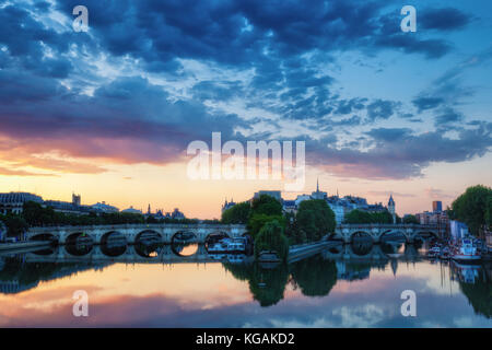 Sonnenaufgang über La Cite in Paris, Frankreich mit Pont Neuf und der seine bunten Reisen Hintergrund. romantische Stadtbild. Stockfoto