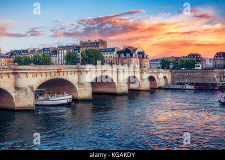 Berühmte Pont Neuf in Paris, Frankreich. spektakuläre Stadtbild mit dramatischen Sonnenuntergang Himmel. Reisen Hintergrund. Stockfoto