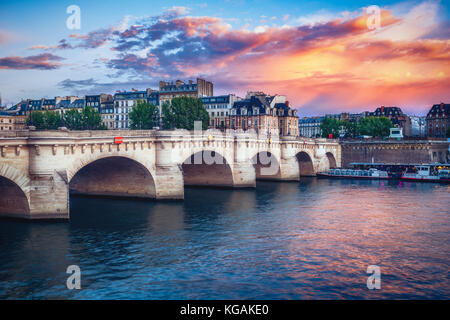 Berühmte Pont Neuf in Paris, Frankreich. spektakuläre Stadtbild mit dramatischen Sonnenuntergang Himmel. Reisen und architektonischen Hintergrund. Stockfoto