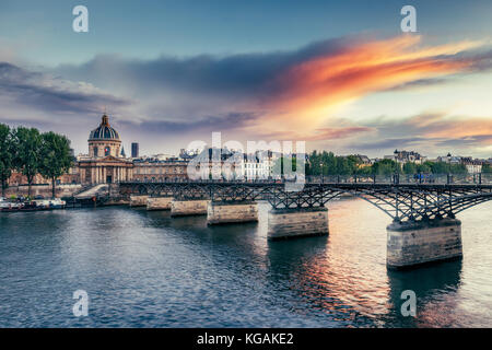 Berühmte Pont Neuf in Paris, Frankreich. spektakuläre Stadtbild mit dramatischen Sonnenuntergang Himmel. Stockfoto