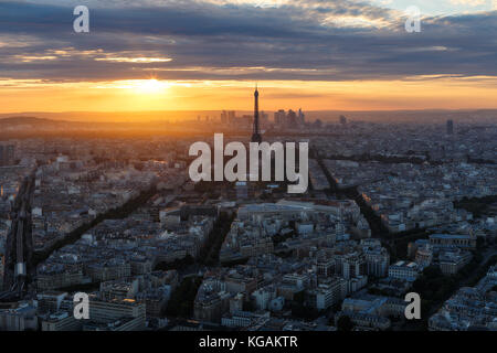 Einen malerischen Sonnenuntergang über Paris, Frankreich, gesehen von der Tour Montparnasse Mit dem Eiffelturm im Hintergrund. Bunte nächtliche Skyline. Reisen hinterg Stockfoto