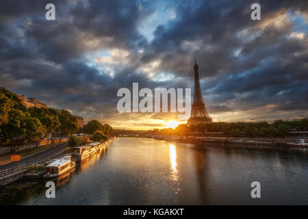 Malerischer Blick auf den Eiffelturm. Von einer Brücke bei Sonnenaufgang. Paris, Frankreich. Farbenfrohe Skyline. Stockfoto