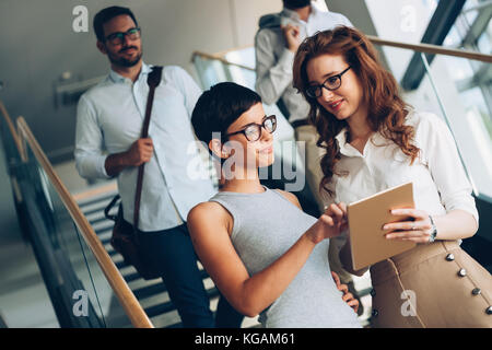 Porträt von zwei jungen attraktiven Unternehmerinnen im Gespräch in der Pause Stockfoto