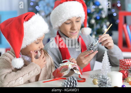 Bruder und Schwester Vorbereitung auf Weihnachten Stockfoto