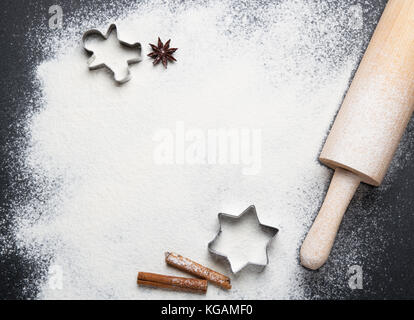 Zutaten für weihnachtsbäckerei - Mehl, Gewürzen und Ausstechformen. Stockfoto