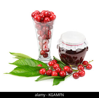 Cherry und Gläser Marmelade auf weißem Hintergrund Stockfoto