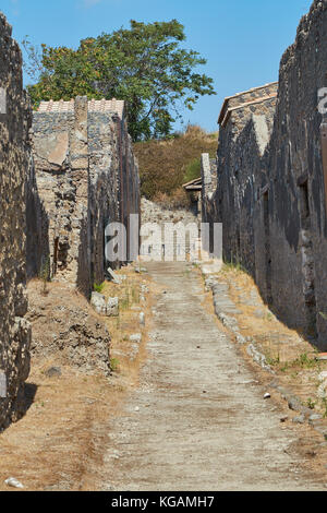 Schmale Straße zu den Ruinen der Häuser in Pompeji, Italien im Sommer Stockfoto