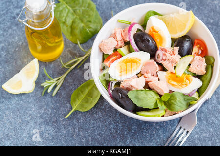 Thunfisch Salat mit Ei, Oliven und Spinat. gesunder Salat Konzept. Stockfoto