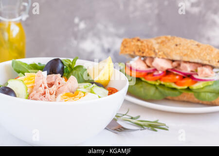 Thunfisch und Salat Thunfisch Sandwich mit Gemüse, Ei und Oliven. Stockfoto