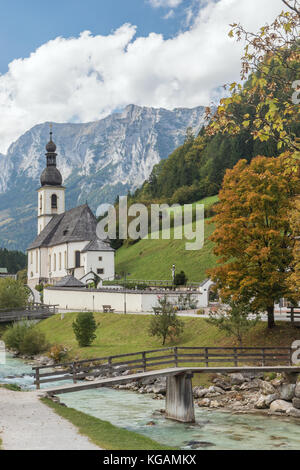 Pfarrkirche St. Sebastian mit der ramsauer Ache und der Reiter Alpe im Hintergrund Stockfoto