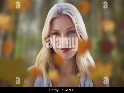 Digital composite des Gesichts der Frau im Wald mit Blättern Stockfoto