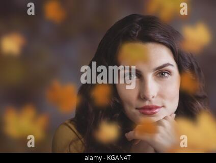 Digital composite des Gesichts der Frau im Wald mit Blättern Stockfoto