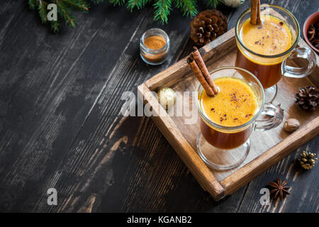 Hot Butter rum Cocktail mit Zimt für Weihnachten und Winter. Hausgemachte festliche Weihnachten heiß trinken. Stockfoto