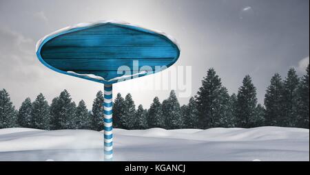 Digital composite der hölzernen Wegweiser in Weihnachten Winter Landschaft Stockfoto