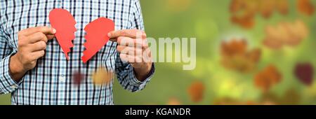 Digital composite der Mann mit gebrochenen Herzen im Wald mit Blättern Stockfoto