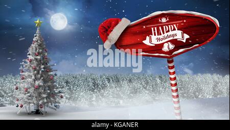 Digital composite von Happy holidays auf hölzernen Wegweiser in Weihnachten Winter Landschaft und Santa Hut mit Weihnachtsbaum Stockfoto
