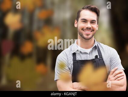 Digital composite der Mann mit Schürze im Wald mit Blättern Stockfoto