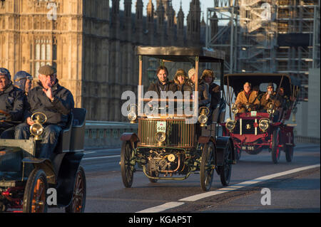 5. November 2017. Bonhams London nach Brighton Veteran Car Run, die längste Motorveranstaltung der Welt, überquert die Westminster Bridge bei Sonnenaufgang. Stockfoto