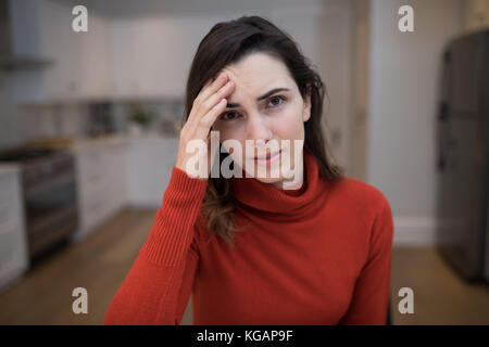 Porträt der schönen Frau leidet unter Kopfschmerzen zu Hause Stockfoto