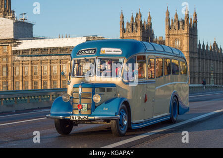 5. November 2017. Die Westminster Bridge wird von Bonhams London nach Brighton überquert, der ältesten Autofahrveranstaltung der Welt. Stockfoto