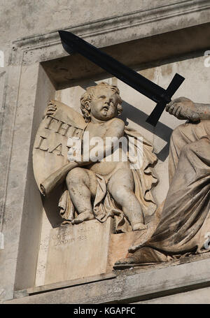 Dame Justiz halten die Waage der Gerechtigkeit und Schwert über dem Eingang nach lewes Crown Court. 6 nd Novemebr 2017. Stockfoto