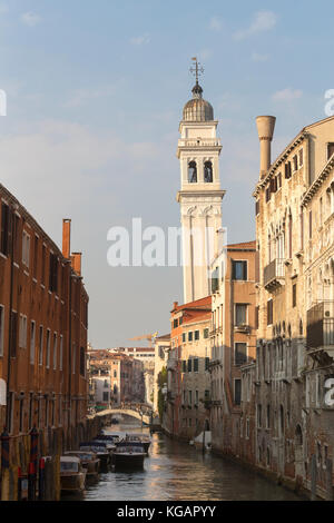 Italien, Venedig, Blick von Riva degli Schiavoni in Richtung der schiefe Kirchturm der Kirche Chiesa di San Zaccaria. Stockfoto
