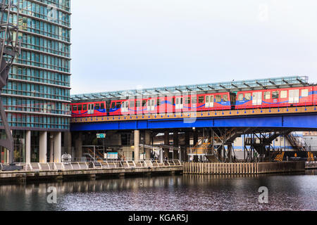 DLR-Zug in West India Quay Docklands Light Railway Station, Canary Wharf, London warten Stockfoto