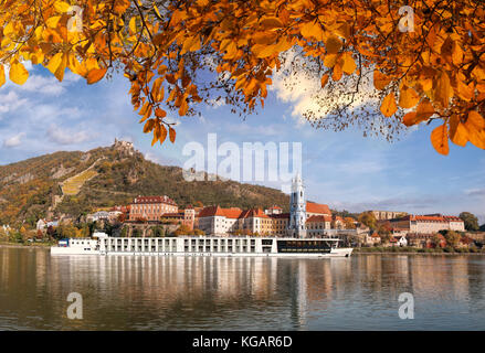 Krems an der Donau Schloss und Dorf mit dem Boot auf der Donau im Herbst mal in Österreich Stockfoto