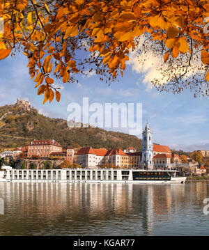 Krems an der Donau Schloss und Dorf mit dem Boot auf der Donau im Herbst mal in Österreich Stockfoto