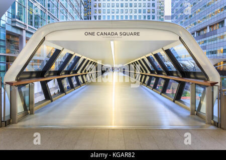 Adams plaza Fußgängerbrücke zwischen One Canada Square und crossrail Station Canary Wharf Stockfoto