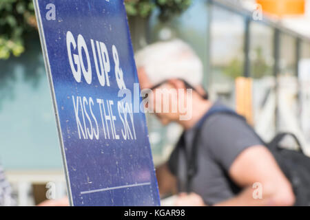 Reklametafeln und den Himmel, Urlauber im Hintergrund kiss Stockfoto