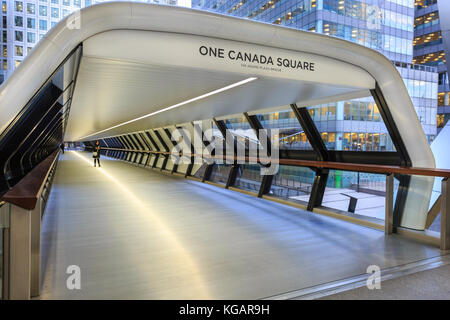 Adams plaza Fußgängerbrücke, oder Adams Ort Brücke, zwischen einem Kanada Platz und crossrail Station Canary Wharf Stockfoto