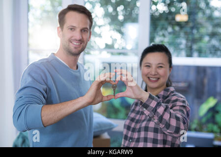 Porträt des Lächelns paar machen Herzform mit Händen Stockfoto