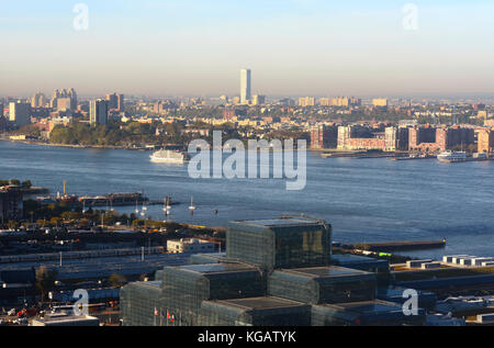 Blick von Manhattan in New York Stadt, gegenüber des Hudson nach New Jersey. Eine kleine Fähre Segel den Fluß hinunter, vorbei an hoboken. Stockfoto