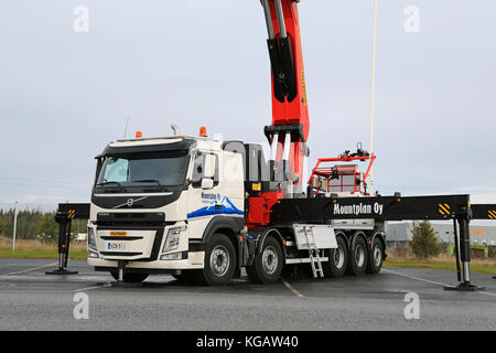 Lieto, Finnland - 14. November 2015: Volvo FM mit schweren Palfinger Kran mountplan Oy ausgestattet ist bei der Volvo Truck center Turku demo Dr angezeigt Stockfoto