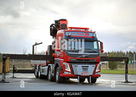 Lieto, Finnland - 14. November 2015: Volvo FM 500 Mit schweren Kran von st-trans ausgestattet im Volvo Truck center Turku demo Drive und Ti angezeigt wird Stockfoto