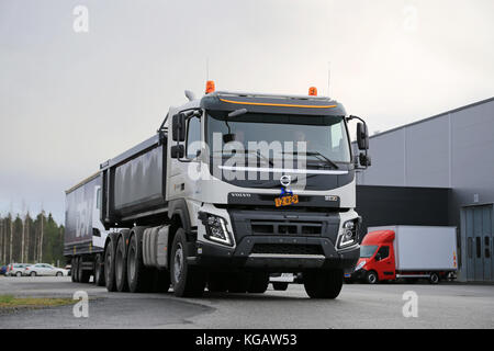 Lieto, Finnland - 14. November 2015: Volvo fmx Xpro für Bau ist für Test Drive im Volvo Truck center Turku demo fahren und Reifen zur Verfügung s Stockfoto