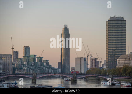 St George Wharf Tower bei Sonnenaufgang hinter der Vauxhall Bridge mit Millbank Tower skyscraper Rechts, London, UK Stockfoto