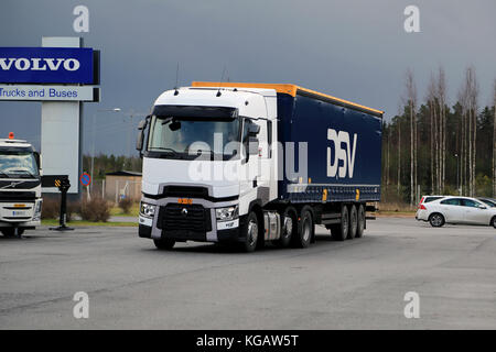 Lieto, Finnland - 14. November 2015: Renault Trucks t mit hoher Sleeper cab ist für Test Drive im Volvo Truck center Turku demo Laufwerk verfügbar und Stockfoto