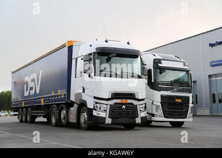 Lieto, Finnland - 14. November 2015: Renault Trucks t und Volvo fh 500 semi für Test Drive im Volvo Truck center Turku Demo verfügbar sind Antrieb ein Stockfoto