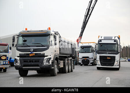 Lieto, Finnland - 14. November 2015: Volvo FMX, FH und Renault Trucks t wurden von den Fahrern bei der Volvo Truck center Turku demo fahren und Reifen zu testen Stockfoto