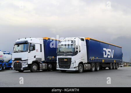 Lieto, Finnland - 14. November 2015: Volvo fh 500 und Renault Trucks t für Test Drive im Volvo Truck center Turku demo fahren und Reifen verfügbar sind Stockfoto