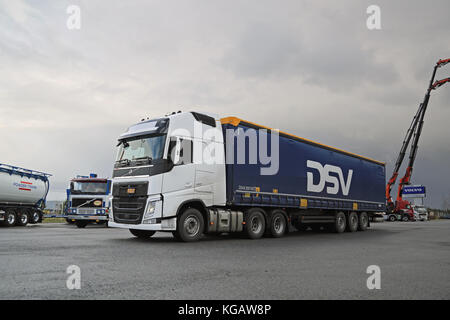 Lieto, Finnland - 14. November 2015: Volvo fh 500 halb Test am Volvo Truck center Turku demo fahren und Reifen Service event driven. Stockfoto