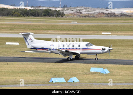 Ein Royal Flying Doctor Flugzeug rollt die Start- und Landebahn Stockfoto