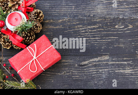 Aus der Nähe von verpackten Weihnachtsgeschenk Stockfoto