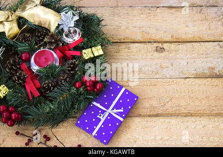 Weihnachten Kranz und Weihnachten Geschenk auf einer hölzernen Oberfläche - Ansicht von oben Stockfoto